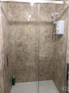 Flat 2 - Entire Modern Two Bedrooms home with en-suite & free parking close to QMC, City centre and Notts uni - Self check in - 1