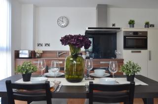Live it up in this 14th floor open plan apartment with amazing city views, sleeps up to 6 people! - 1