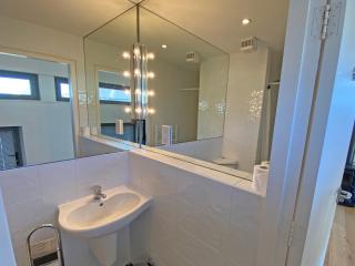 Kinvara Suites No 1 First Floor by Trident Holiday Homes - 2