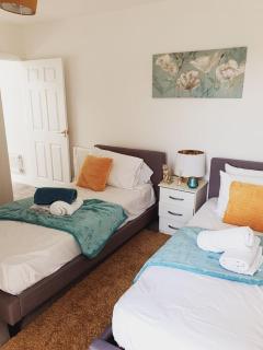 Deluxe Spacious Apartment in Chadwell Heath, London - 2