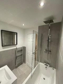 Modern 2 bed house Cannock Perfect for contractors Business Travellers Short Stays Driveway for 2 vehicles Close to M6 M54 i54 A5 A38 McArthur Glen Designer Outlet - 5