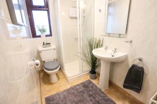 Bright 3bed sleeps 9 with secret garden 5min walk to town - 4