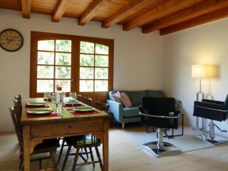 Charmant Gîte avec Piscine Privative et Terrasse à Charroux, Village Médiéval - FR-1-489-394 - 9