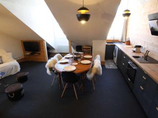 Appartement rénové 4 pièces avec mezzanine et 3 chambres, au cœur de Briançon, proche commerces et télécabine - FR-1-330C-118 - 8