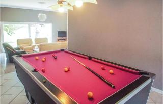 Amazing Home In Milhaud With Wifi - 7