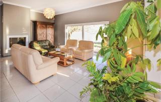 Amazing Home In Milhaud With Wifi - 9
