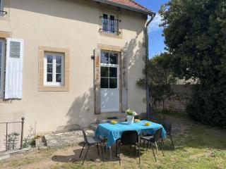 Maison de Campagne avec Jardin Clos, Wi-Fi, Animaux Acceptés et Proche Station Thermale Néris les Bains - FR-1-489-272 - 1