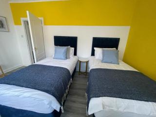 Stylish 2-Bed Apartment in Greenock - Sleeps 6 - 1
