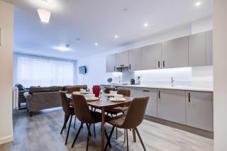 Luxury 2 bed flat in a new block in East Acton - 0