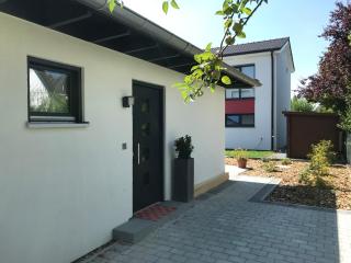 Schöne 1,5 Zimmer Wohnung mit Aussenterrasse, Nice small 1,5 room flat with an outside terrace - 1