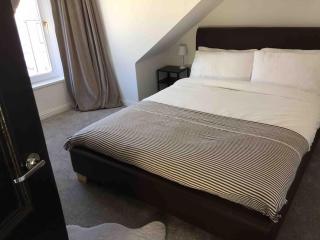 Tarbert large, bright, 4 bedroom flat with harbour views - 4