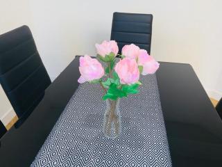 Modern 2 Bed Apartment, Close to Gla Airport & M8 - 4