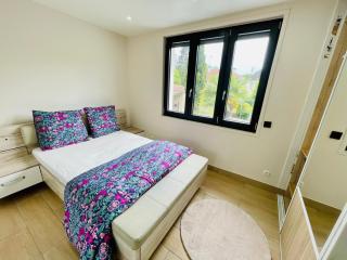 Stylish, Calm and Green Home Stay - 2