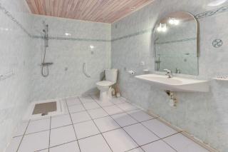 Maison plain pied mitoyenne avec piscine partagée et terrain arboré - 2