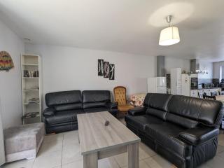 Suite familiale privée avec 3 chambres, sdb, wc partagés et petit-déjeuner inclus - FR-1-591-609 - 2