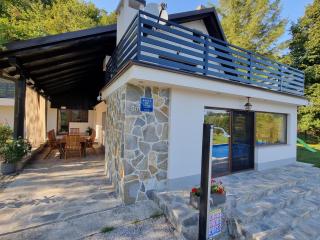 Holiday House Zrinski with Pool, Sauna & Jacuzzi - 9