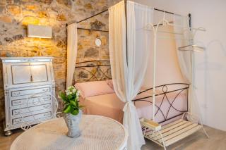 Monolocale con bagno, angolo cottura e letto matrimoniale a Baldacchino - 0